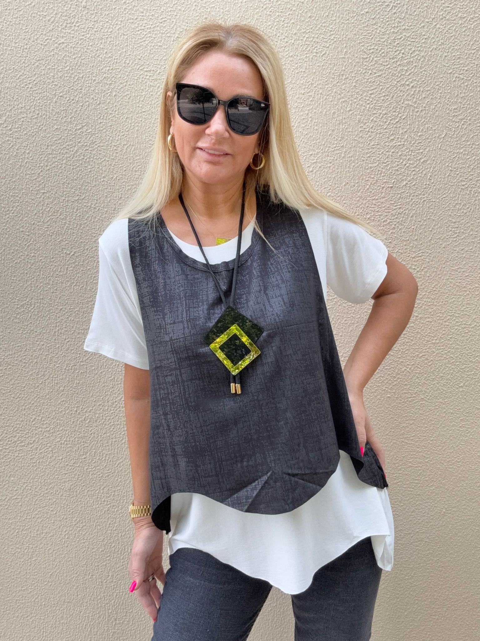 Kolyeli Yelekli Kısa Kol Ekru Bluz