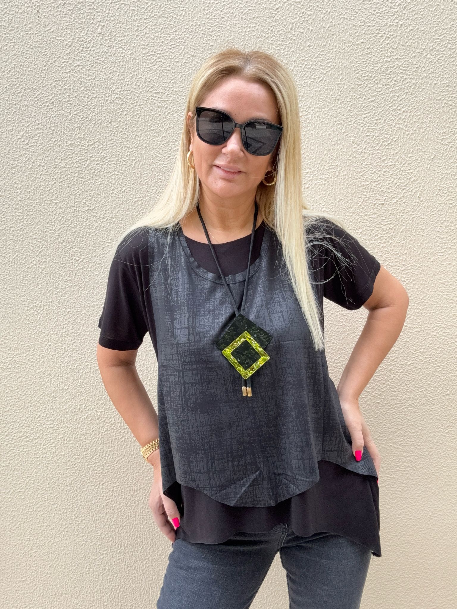 Kolyeli Yelekli Kısa Kol Siyah Bluz