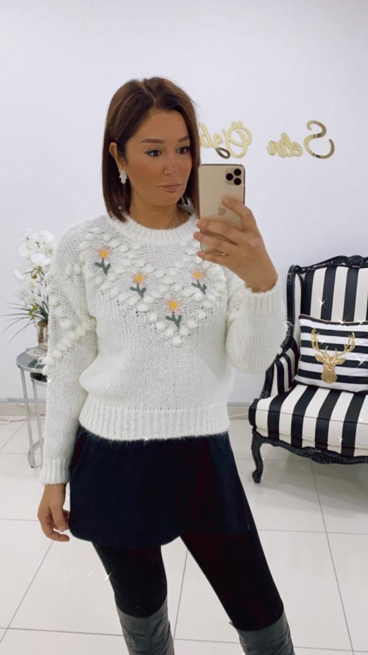 Ekru Nakış İşlemelı Kazak