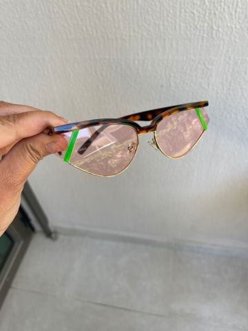 Terda Pembe Cam Gözlük