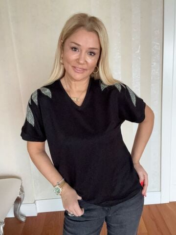 Kelfa Omuz Taşlı Siyah Bluz