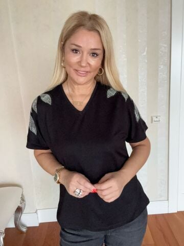 Kelfa Omuz Taşlı Siyah Bluz