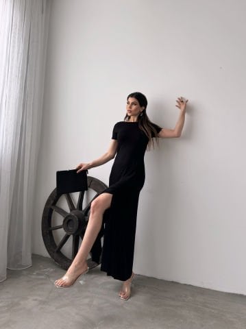 Feru Siyah Önden Yırtmaçlı Elbise