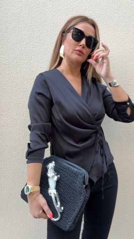 Pile Detaylı Siyah Kruvaze Bluz