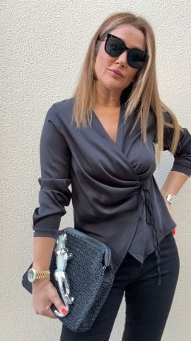 Pile Detaylı Siyah Kruvaze Bluz